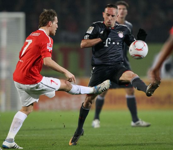 梅开二度助药厂6球大胜海登海姆，19岁中场马扎当选全场最佳（药厂6球横扫海登海姆：梅开二度建功，19岁中场马扎荣膺全场最佳）