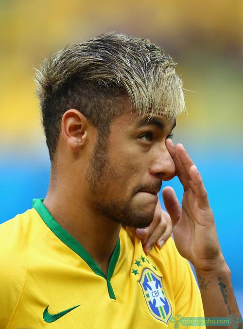 奇招！巴拉多利德球员防守中亲吻对手，后者挥拳反击遭红牌罚下（巴拉多利德球员防守时突袭亲吻，对手挥拳回击吃到红牌）