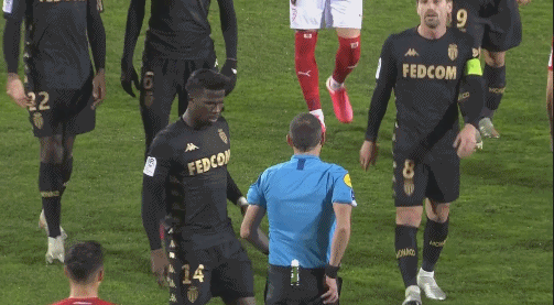 切尔西球员受伤倒地纽卡坚持进攻，马雷斯卡对此质问埃迪·豪（切尔西球员伤退倒地，纽卡仍继续进攻，马雷斯卡为此质疑埃迪·豪）