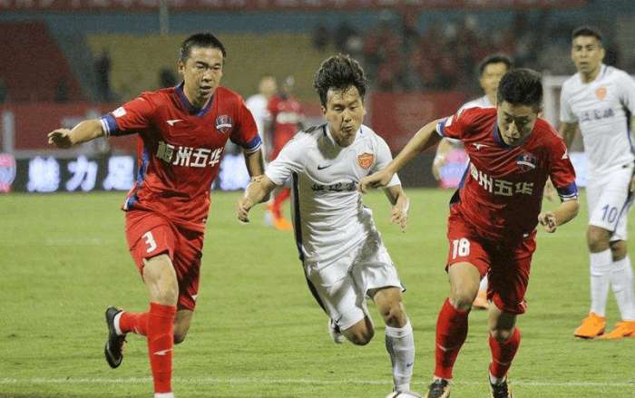 马格德堡球员庆祝进球，不幸跌入2.7米深的沟中但安全逃出